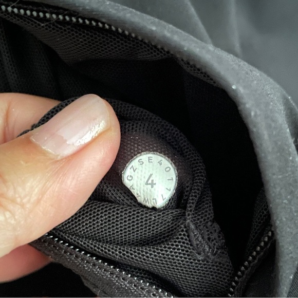 Lululemon Black Kicking Asphalt Vest - 4 - Picture 5 of 13